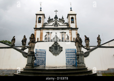 The Basilica do Bom Jesus de Matosinhos with the statues of the prophets by Aleijadinho, Congonhas, Minas Gerais, Brazil Stock Photo