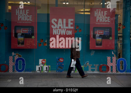 18th December 2012 London UK. Struggling shops are offering large discounts with price reductions in the run up to Christmas to entice shoppers and generate sales. Credit:  amer ghazzal / Alamy Live News Stock Photo