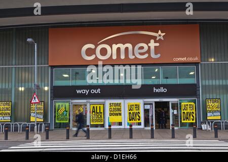 London, UK. 18th December 2012 Members of the public go into a Comet store in Greenwich to try and grab some bargains before the store closes for good. Stock Photo