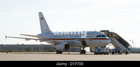 (FILE) An archive photo dated 30 May 2012 shows an Airbus of the German Air Force at the airport in Lisbon, Portugal. Photo: Soeren Stache Stock Photo