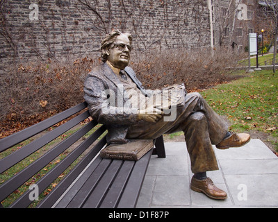 Statue of literary critic Northrop Frye on a park bench at Victoria College, University of Toronto, by Darren Byers and Fred Har Stock Photo