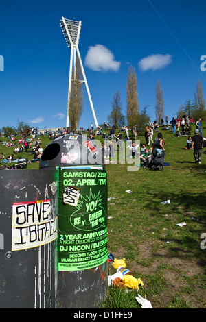 Young People enjoying a sunny Sunday Afternoon in the Berlin Mauerpark, Germany Stock Photo