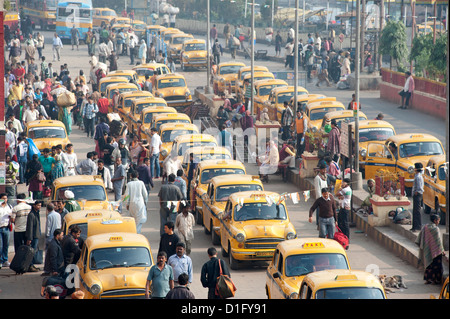 Yellow Kolkata taxis outside Howrah Railway Station in morning rush hour, Howrah, Kolkata (Calcutta), West Bengal, India Stock Photo