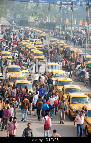 Yellow Kolkata taxis outside Howrah Railway Station in morning rush hour, Howrah, Kolkata (Calcutta), West Bengal, India Stock Photo