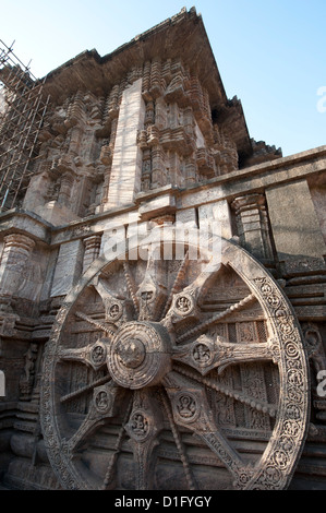 Carved chariot wheel on the wall of the Konarak Sun temple, built as the chariot of Surya the Sun god, Konarak, Orissa, India Stock Photo