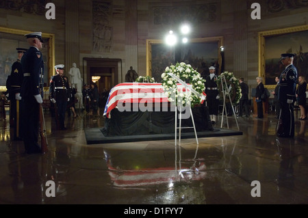 The casket of former US President Gerald R. Ford lays in state in the Capitol Rotunda on Capitol Hill December 19, 2012 in Washington, DC. Stock Photo