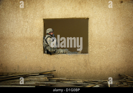 A US Army Soldier takes a break as he observes Iraqi workers renovating a school July 17, 2008 in Al Awad, Iraq, July 17, 2008. Stock Photo