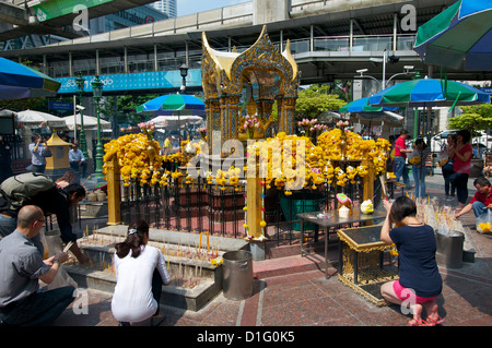 Devotees at The Erawan Shrine and Brahma statue in central Bangkok Stock Photo