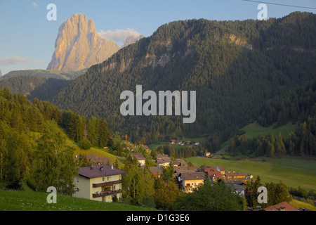 Town houses overlooked by Odle Group, Ortisei, Gardena Valley, Trentino-Alto Adige/South Tyrol, Italian Dolomites, Italy Stock Photo