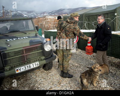 German Defence Minister Thomas de Maizière (R) visits a checkpoint in Zupce, Kosovo, 20 December 2012. The minister is visiting KFOR soldiers in Kosovo. Photo: AXEL SCHMIDT Stock Photo