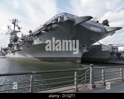 The retired American aircraft carrier Intrepid, now a floating aviation museum moored on the West side of Manhattan in New York Stock Photo