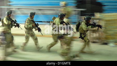 US Special Forces work with Iraqi Special Operations Forces while participating in close quarters battle training April 10, 2008 at Basrah Air Base, Iraq. Stock Photo