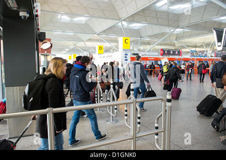 21st December 2012. London Stansted Airport, Essex, UK. This is believed to be the British Airways busiest travelling day of the Christmas Holidays. Passengers queue at check-in at Stansted as they make their way across the UK and Europe by air. Stock Photo