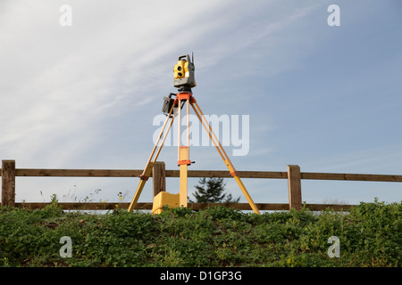Trimble total station EDM theodolite which can be operated without an assistant as it automatically tracks the target prism UK Stock Photo