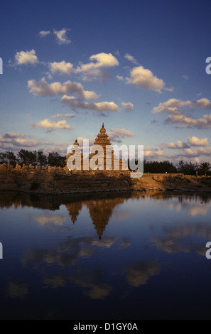 View of the structural Shore Temple complex dating from the 8th century AD overlooking the shore of the Bay of Bengal in Mamallapuram or  Mahabalipuram a town in Kancheepuram district in the state of Tamil Nadu South India Stock Photo