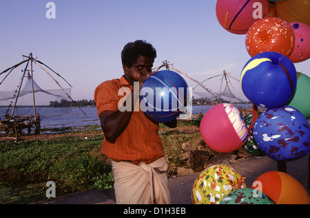 Un busker gonfiare palloncini presso il lungomare della città di Kochi noto  anche come Cochin nello stato del Kerala India del Sud Foto stock - Alamy