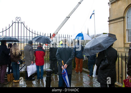 22/12/2012 Bath, Somerset, England, UK. People watching the Bath versus Saracens Premiership Rugby match from a public street overlooking the Recreation Ground on a wet rainy day. Photo by: Richard Wayman/Alamy Stock Photo