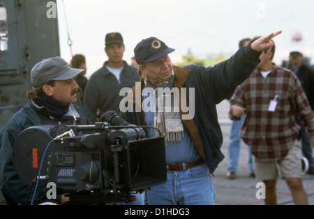 WOLFGANG PETERSEN (DIRECTOR) ON SET 'AIR FORCE ONE (1997)' WOLP 006 MOVIESTORE COLLECTION LTD Stock Photo