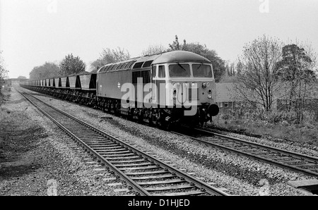 Class 56 diesel locomotive No 56029 pulling MGR coal train, Warwick, UK. 1985 Stock Photo