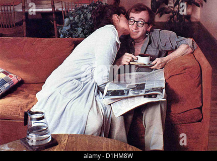 Der Stadtneurotiker  Annie Hall  Diane Keaton, Woody Allen Das lebenslustige Paar (Diane Keaton/Woody Allen) laesst es sich Stock Photo