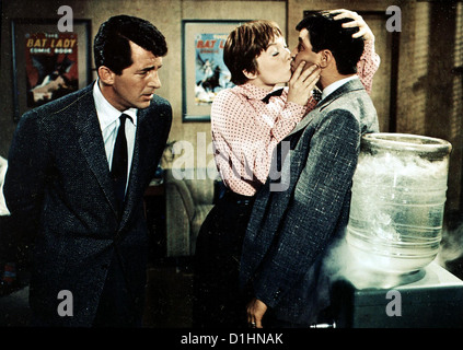 Der Agentenschreck  Artists Models  Dean Martin, Shirley MacLaine, Jerry Lewis In der Sekretaerin Bessie (Shirley MacLaine) Stock Photo