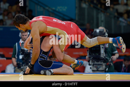 Anzop Urishev (RUS, Russian Federation, red) and Ibragim Aldatov (UKR, Ukraine). Mens Freestyle Wrestling Stock Photo