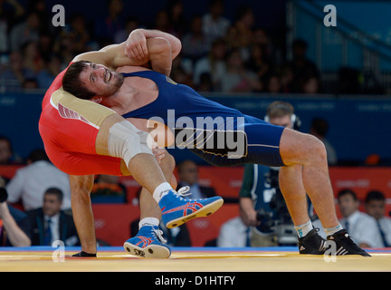 Anzop Urishev (RUS, Russian Federation, red) and Ibragim Aldatov (UKR, Ukraine). Mens Freestyle Wrestling Stock Photo