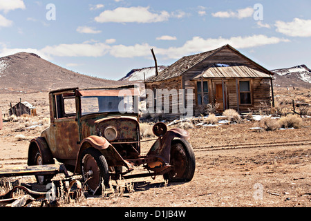 Old rusty cars and abandoned buildings in former gold mining boomtown turned ghost town Goldfield, Nevada, USA Stock Photo