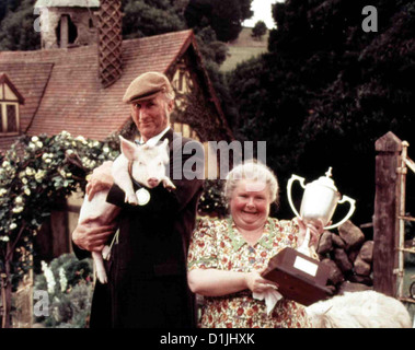 Schweinchen Babe In Der Grossen Stadt  Babe - Pig In City  Mr. Hoggett (James Cromwell), Mrs. Hoggett (Magda Szubanski) und Stock Photo