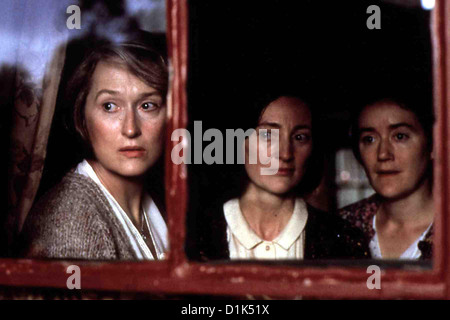 Ein Sommer Und Eine Nacht   Dancing At Lughnasa   Meryl Streep, Brid Brennan, Sophie Thompson *** Local Caption *** 1998  Sony Stock Photo