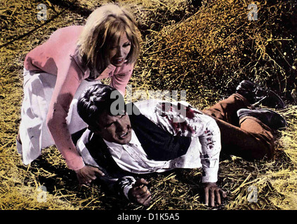 Bonnie Und Clyde  Bonnie Clyde  Faye Dunaway, Warren Beatty Auf der Flucht vor der Polizei wird Clyde (Warren Beatty) verletzt. Stock Photo