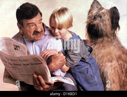 Dennis  Dennis Menace  Walter Matthau, Mason Gamble Der aufgeweckte Dennis (Mason Gamble, r) treibt seinen Nachbarn Mr. Wilson Stock Photo