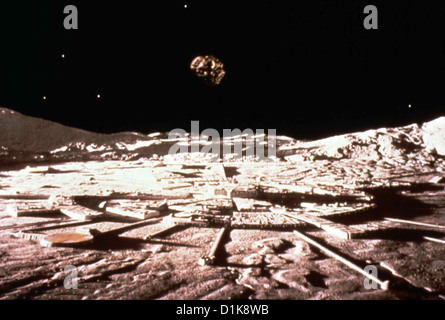 Angriff Auf Alpha 1  Destination: Moonbase Alpha  Szene Durch eine Atomexplosion ist der Mond aus seiner Bahn geraten und rast Stock Photo