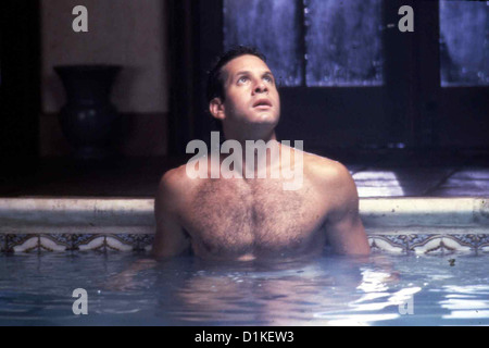 Cocoon   Cocoon   Jack (Steve Guttenberg) nimmt auch ein Bad... *** Local Caption *** 1985  -- Stock Photo