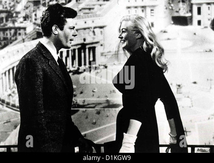 Das Suesse Leben  Dolce Vita, La  Marcello Mastroianni, Anita Ekberg Als Hollywood-Diva Sylvia (Anita Ekberg) in Rom eintrifft, Stock Photo