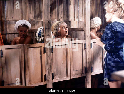 Das Total Verrueckte Camping-Paradies  Carry On Camping  Barbara Windsor Babs (Barbara Windsor, m) findet die morgendliche Stock Photo