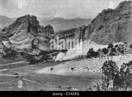 Pike's Peak from from the Gateway of the Garden of the gods, circa 1895 Stock Photo