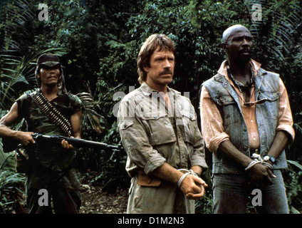 Die Feuerwalze  Firewalker  ?, Chuck Norris, Louis Gossett Jr. Max (Chuck Norris, m) und Leo (Louis Gossett Jr.) werden im Stock Photo