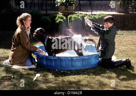 Fluke - Ein Hund Ist Auch Nur Ein Mensch  Fluke  Nancy Travis, Max Pomeranc Als Rumbo erschossen wird, macht sich Fluke auf die Stock Photo