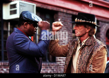 Crocodile Dundee 2  Crocodile Dundee (Part Ii)  Charles Dutton, Paul Hogan Auf der Strasse lernt Dundee (Paul Hogan) LeRoy Stock Photo