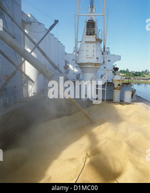 LOADING GRAIN SHIP WITH BARLEY ON LAKE SUPERIOR FOR EXPORT TO ROTTERDAM / WISCONSIN Stock Photo