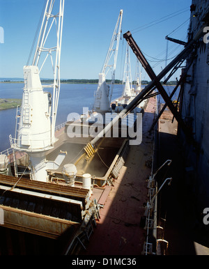 LOADING GRAIN SHIP WITH BARLEY ON LAKE SUPERIOR FOR EXPORT TO ROTTERDAM / WISCONSIN Stock Photo