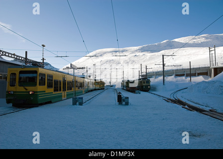 Mountain railway trains at Kleine Scheidegg above Grindelwald ...