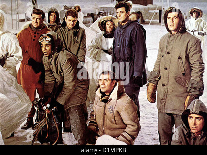 Eisstation Zebra  Ice Station Zebra  Ernest Borgnine, Rock Hudson Sowohl russische, als auch amerikanische Agenten sind einer Stock Photo