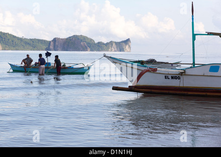 Fishermen talk, El Nido bay, Palawan Stock Photo