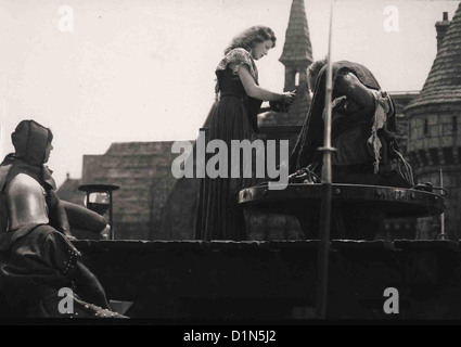 Der Gloeckner Von Notre Dame  Hunchback Notre Dame,  Maureen O'Hara, Charles Laughton Quasimodo (Charles Laughton, r) verliebt Stock Photo