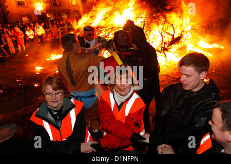 Allendale, Northumberland, UK. 1st January 2013. Auld Lang Syne is sung at midnight at the New Year's Eve Tar Bar'l (Tar Barrel) celebrations in Allendale, Northumberland. The traditional celebrations, which involve the village's men carrying burning barr Stock Photo