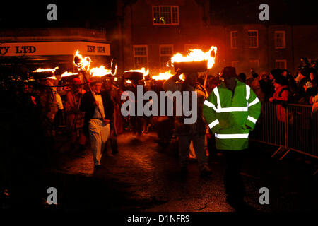 Allendale, Northumberland, UK. 1st January 2013. New Year's Eve Tar Bar'l (Tar Barrel) celebrations in Allendale, Northumberland. The traditional celebrations, which involve the village's men carrying burning barrels of tar on their heads, are believed to Stock Photo