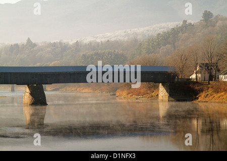 Windsor Cornish covered wooden bridge over the Connecticut river, New Hampshire, Vermont, makes a nice winter scene. Stock Photo