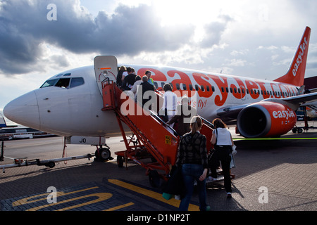 passengers plane easyjet tarmac airline runway luton alamy kingdom united airport montpellier